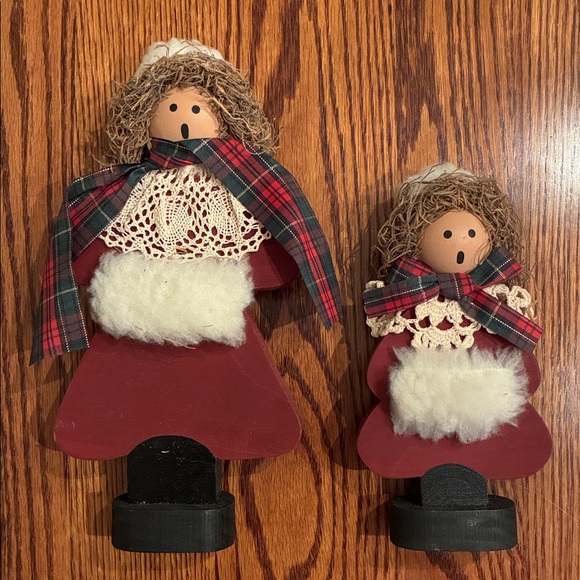 Wooden Holiday Figurine Carolers - Picture 4 of 4